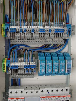 Ordentlicher Schaltschrank montiert von Elektriker von Karger